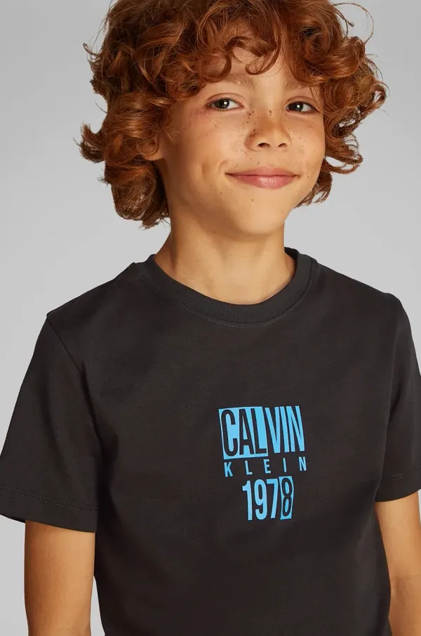 Calvin Klein Jeans Dječja pamučna majica kratkih rukava Calvin Klein Jeans boja: crna, s tiskom, IB0IB02456