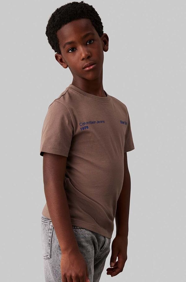 Calvin Klein Jeans Dječja pamučna majica kratkih rukava Calvin Klein Jeans boja: smeđa, s tiskom, IB0IB02236