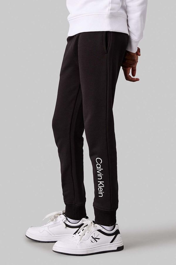 Calvin Klein Jeans Dječji pamučni donji dio trenirke Calvin Klein Jeans REGULAR JOGGER boja: crna, s tiskom, IU0IU00681