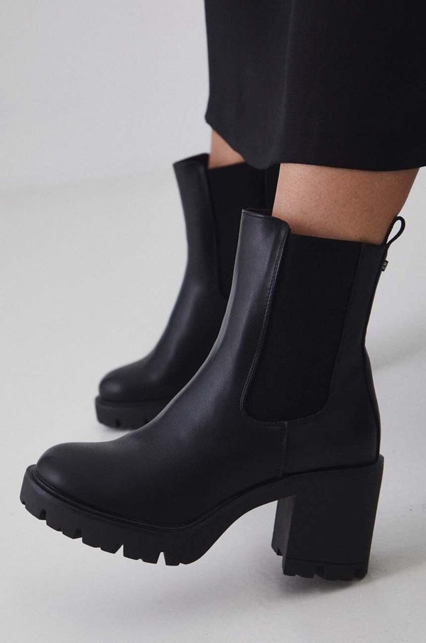 Medicine Gležnjače Medicine boja: crna, s debelom potpeticom