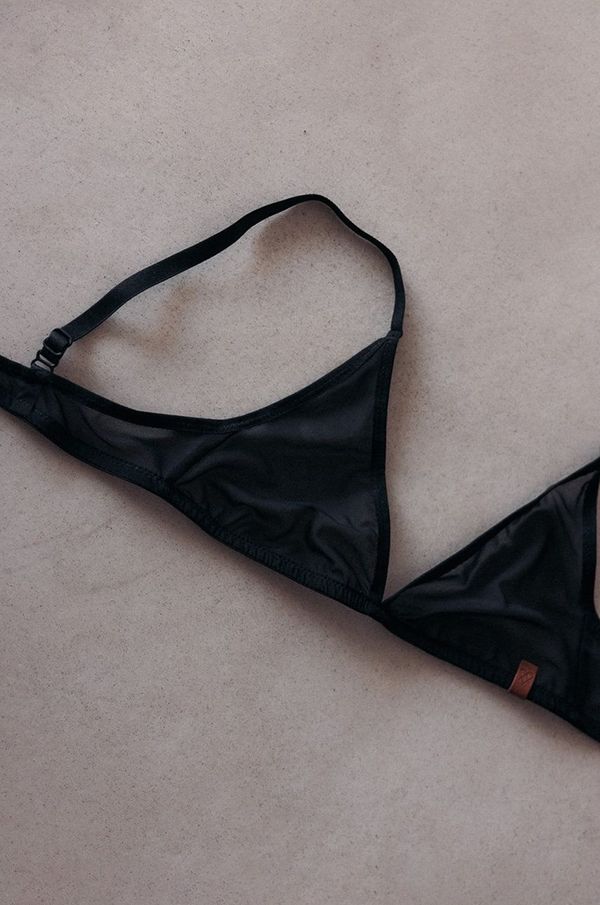 Muuv. Grudnjak MUUV. Oia boja: crna, prozirni, jednobojni model