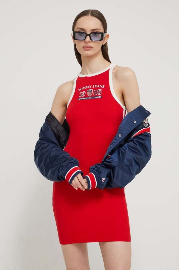 Tommy Jeans Haljina Tommy Jeans Archive Games boja: crvena, mini, uska