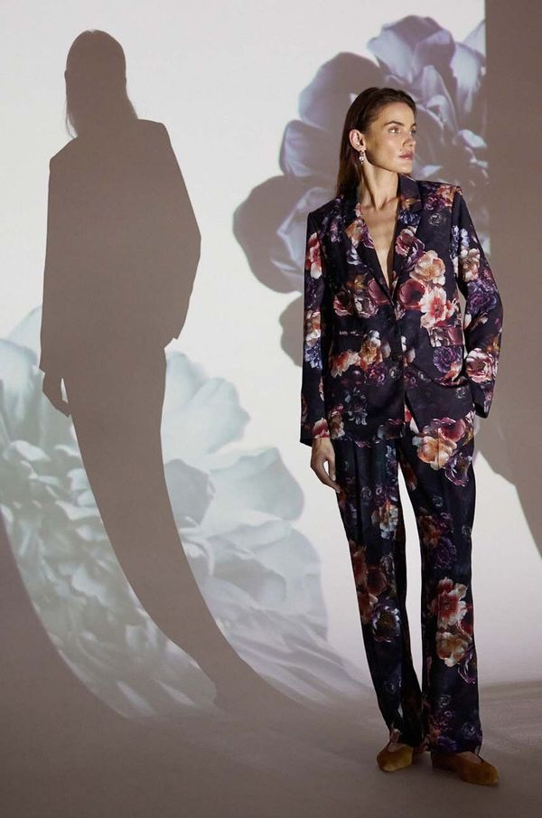 Medicine Hlače Medicine za žene, boja: crna, ravni kroj, visoki struk