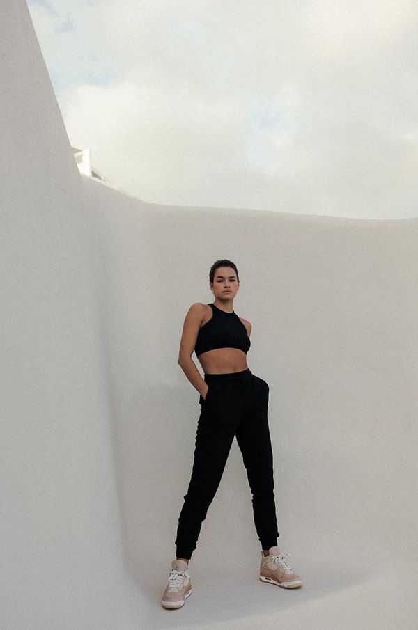 Muuv. Hlače MUUV. za žene, boja: crna, glatki materijal