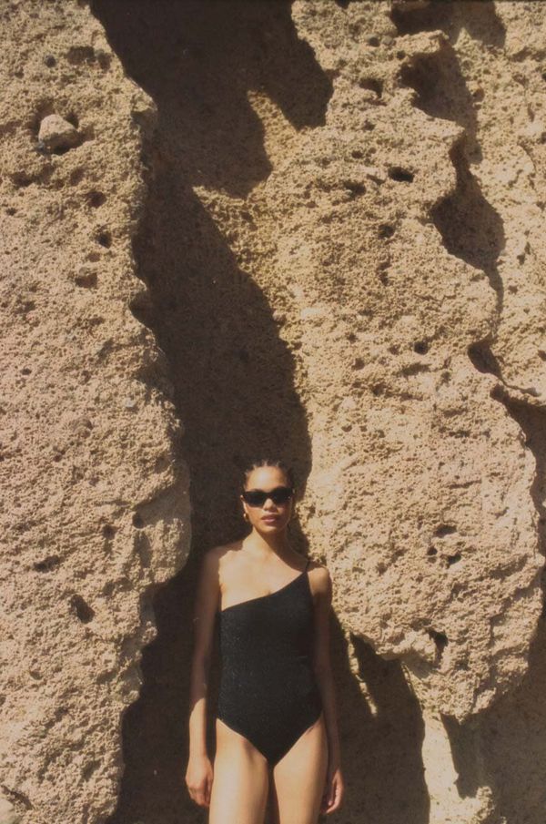 Answear Lab Jednodijelni kupaći kostim Answear Lab boja: crna, lagano učvršćene košarice