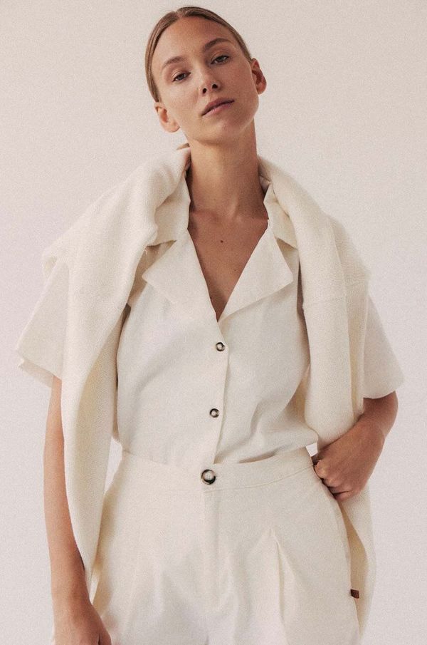 Muuv. Košulja MUUV. POCHE za žene, boja: bijela, relaxed, s klasičnim ovratnikom