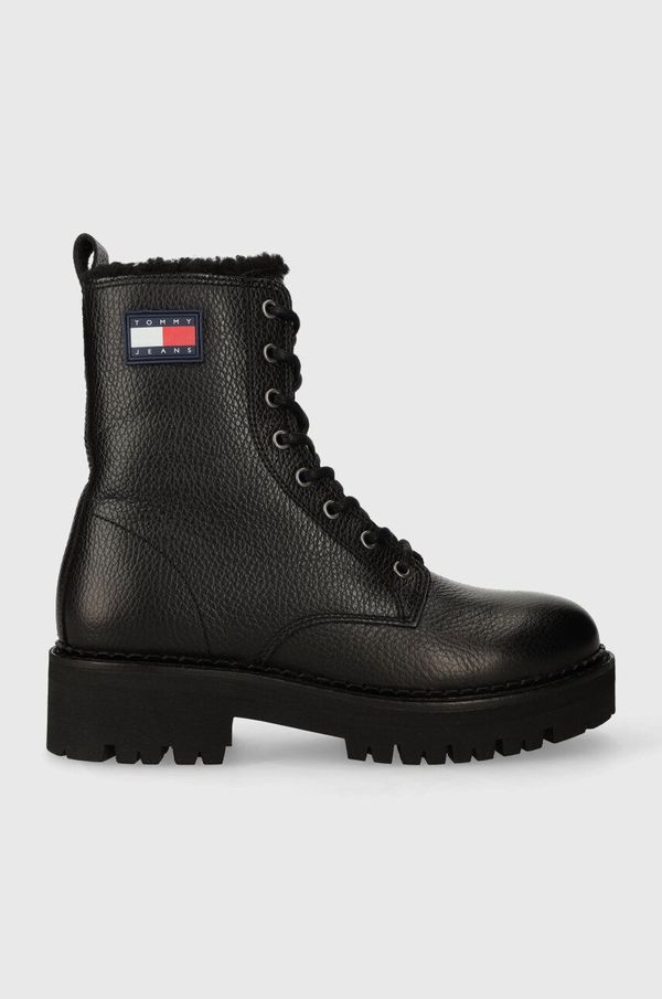 Tommy Jeans Kožne čizme Tommy Jeans TJW URBAN BOOT TUMBLED LTR WL za žene, boja: crna, ravni potplat, s toplom podstavom, EN0EN02317