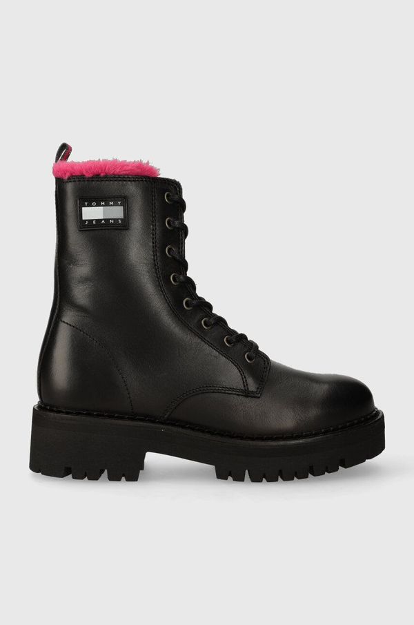 Tommy Jeans Kožne čizme Tommy Jeans TJW W URBAN BOOT SMOOTH LTR WL za žene, boja: crna, ravni potplat, s toplom podstavom, EN0EN02402