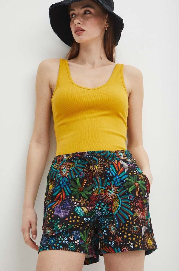 Medicine Kratke hlače Medicine za žene, boja: crna, s uzorkom, srednje visoki struk