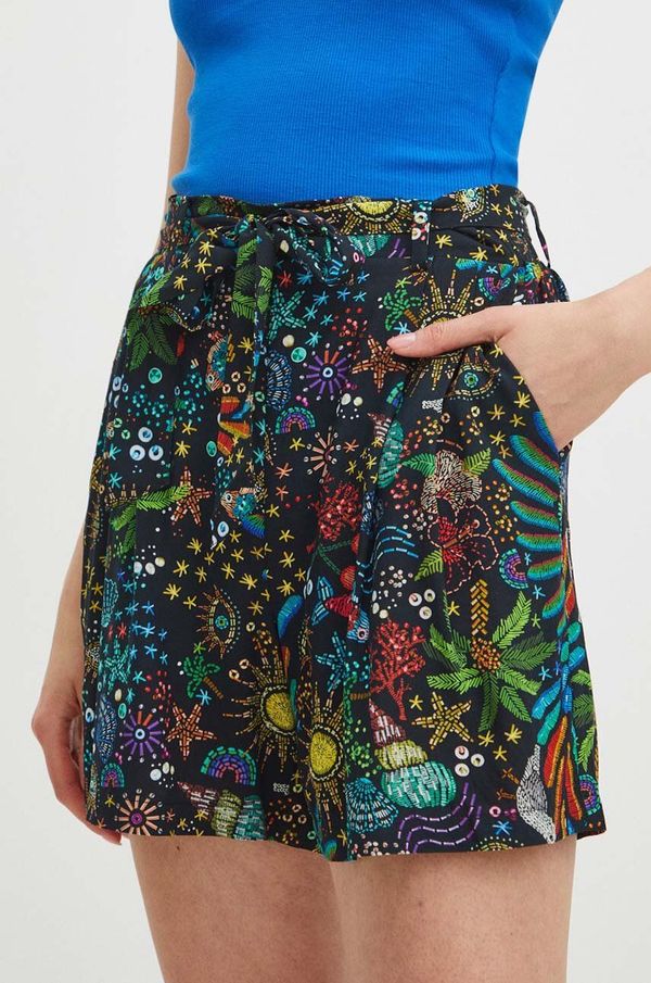 Medicine Kratke hlače Medicine za žene, boja: crna, s uzorkom, visoki struk