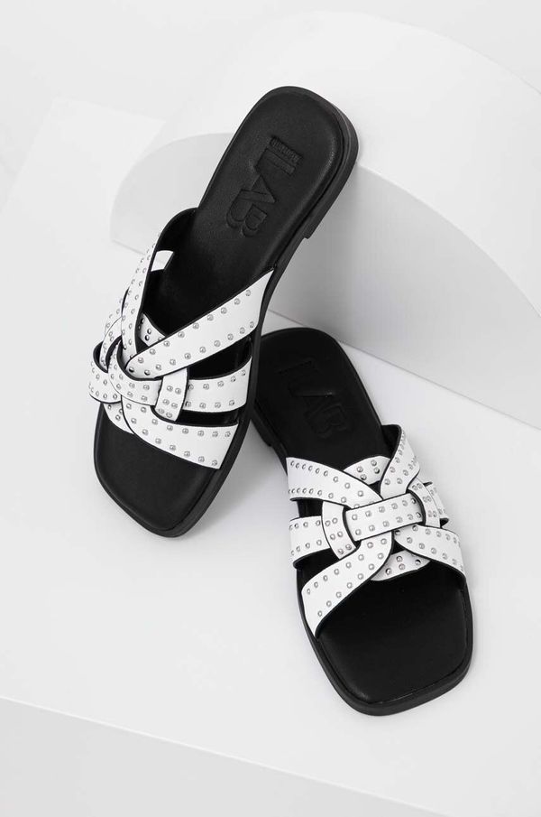 Answear Lab Natikače Answear Lab X limitirana kolekcija SISTERHOOD za žene, boja: bijela