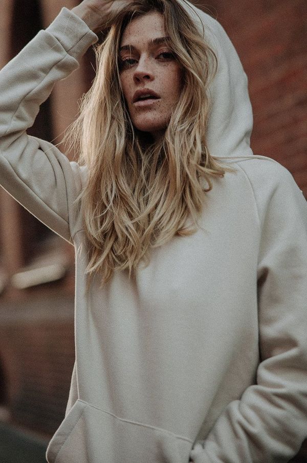 Muuv. Pamučna dukserica MUUV. Smooth Cotton za žene, boja: krem, s kapuljačom