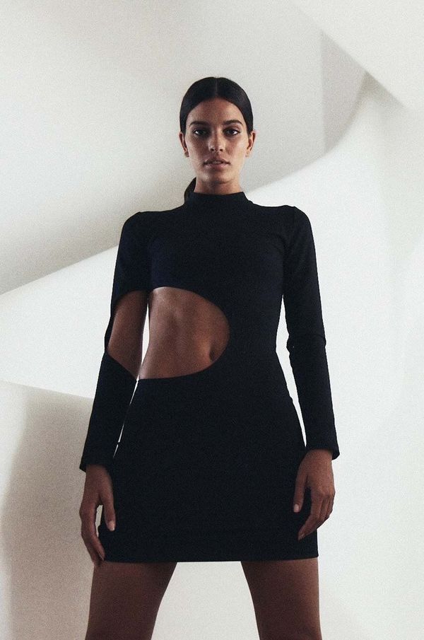 Muuv. Pamučna haljina MUUV. Trou boja: crna, mini, uska