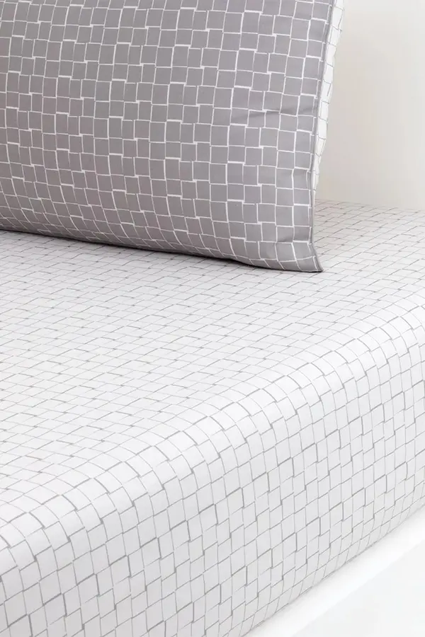 Lacoste Pamučna plahta s gumom Lacoste L BLOCK Greige 160 x 200 cm