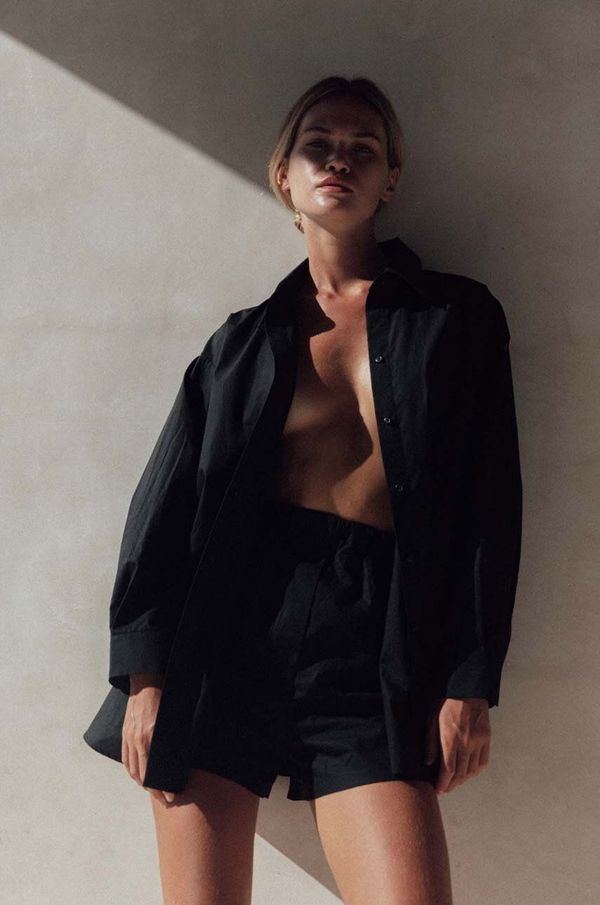 Muuv. Pamučne kratke hlače MUUV. DE BASE boja: crna, bez uzorka, visoki struk