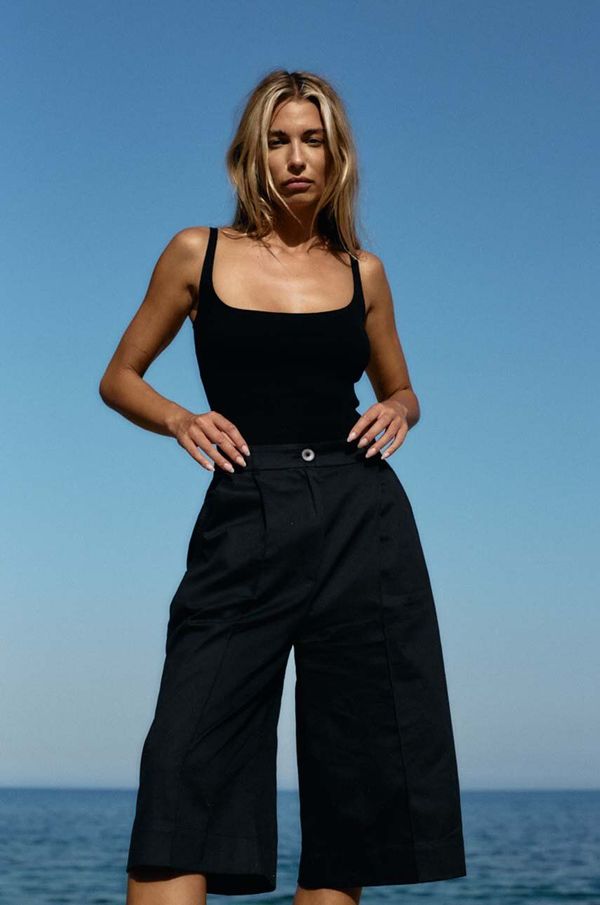 Muuv. Pamučne kratke hlače MUUV. PORTEUR boja: crna, bez uzorka, visoki struk