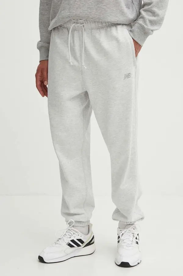 New Balance Pamučni donji dio trenirke New Balance boja: siva, s aplikacijom