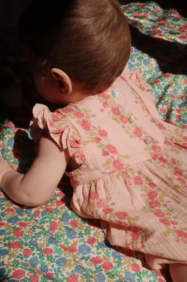 Konges Sløjd Pamučni kombinezon za bebe Konges Sløjd COCO FRILL ROMPER GOTS KS102275