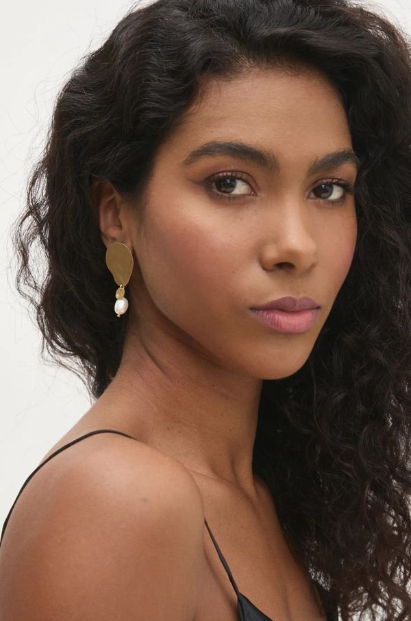 Answear Lab Ručno izrađene, pozlaćene naušnice s kultiviranim biserom Answear Lab