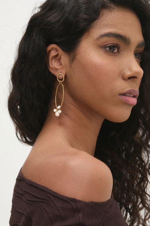 Answear Lab Ručno rađene, pozlaćene naušnice Answear Lab s kultiviranim biserom