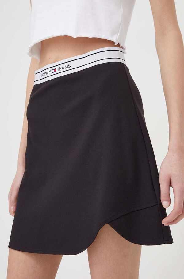 Tommy Jeans Suknja Tommy Jeans boja: crna, mini, širi se prema dolje