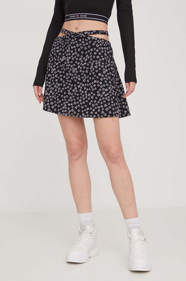 Tommy Jeans Suknja Tommy Jeans boja: crna, mini, širi se prema dolje