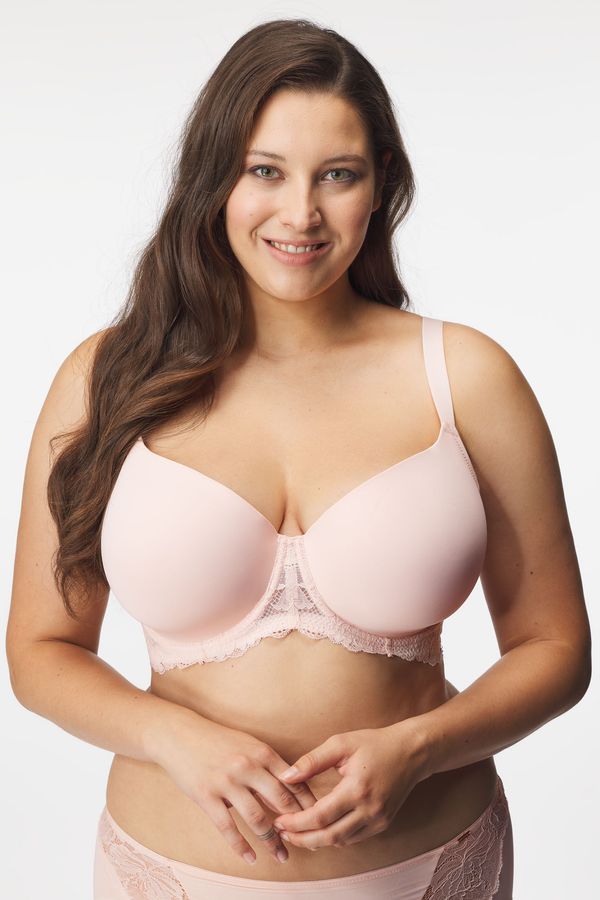 Dorina Grudnjak Avery Curves podstavljeni