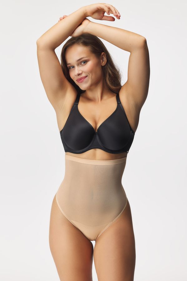 Dorina Stezne tange Karis s visokim strukom