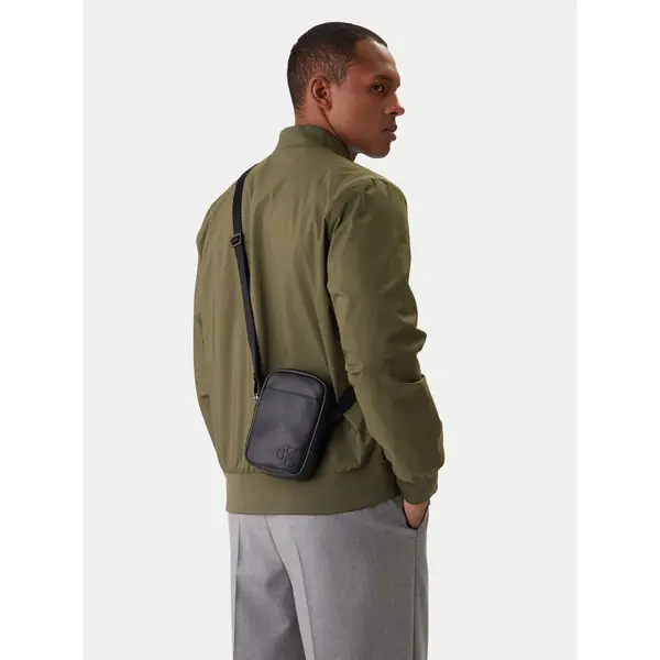 Calvin Klein Crossover torbica Calvin Klein Bold Ck Slim Reporter LV04D3279G Crna