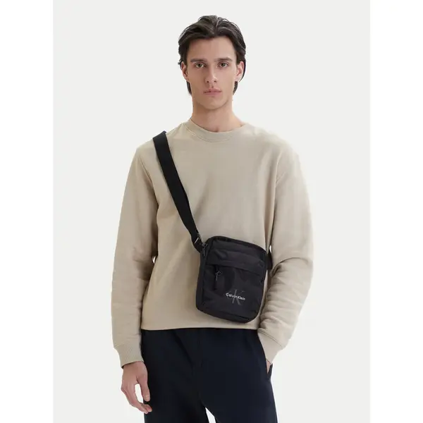 Calvin Klein Crossover torbica Calvin Klein Bold Reporter LV04D3421G Crna