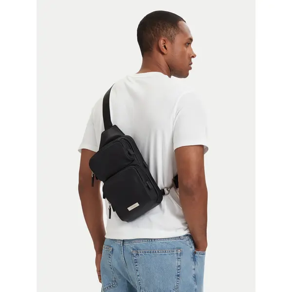Calvin Klein Crossover torbica Calvin Klein Clean Square LV04D3377G Crna