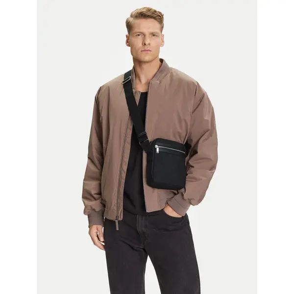 Calvin Klein Crossover torbica Calvin Klein Contrast Reporter LV04D3175G Crna