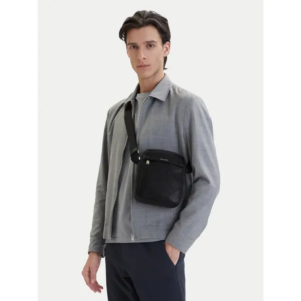 Calvin Klein Crossover torbica Calvin Klein Emblem Aop Emboss Reporter LV04D3331G Crna