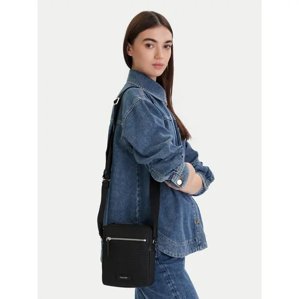 Calvin Klein Crossover torbica Calvin Klein Embossed Woven Reporter LV04D3208G Crna