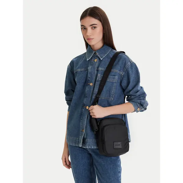 Calvin Klein Crossover torbica Calvin Klein Puffer Utility Reporter LV04D3200G Crna