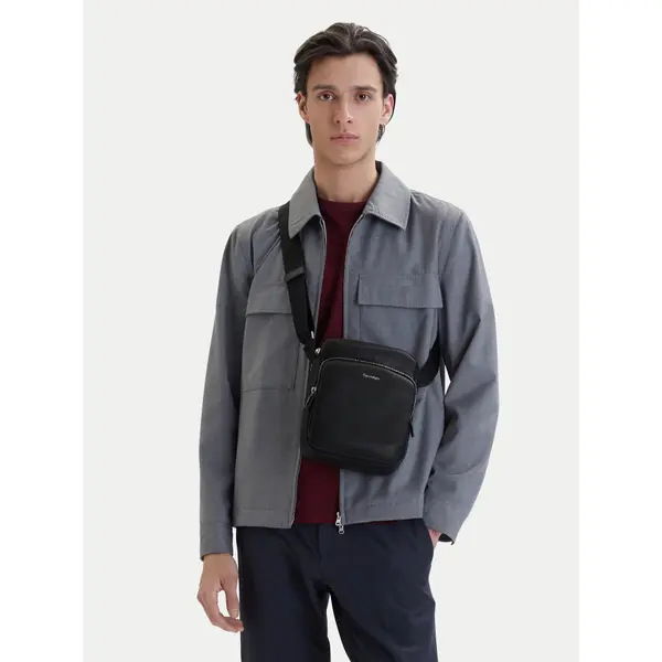 Calvin Klein Crossover torbica Calvin Klein Raised Pocket Reporter LV04D3317G Crna