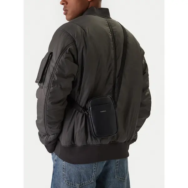 Calvin Klein Crossover torbica Calvin Klein Raised Slim Reporter LV04D3278G Crna