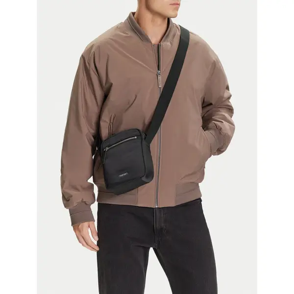 Calvin Klein Crossover torbica Calvin Klein Sleek Nylon Reporter LV04D3176G Crna