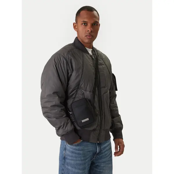 Calvin Klein Crossover torbica Calvin Klein Sleek Slim Reporter LV04D3233G Crna