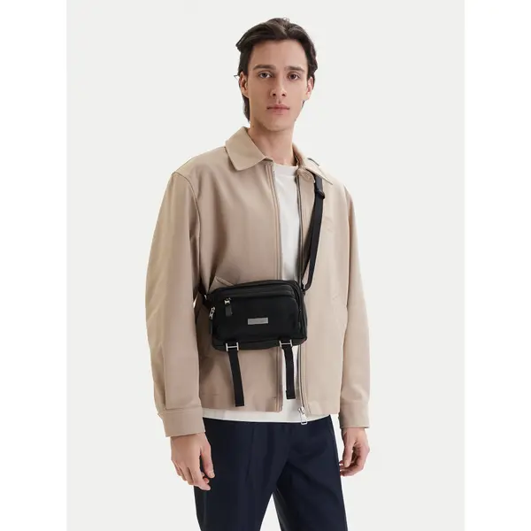 Calvin Klein Crossover torbica Calvin Klein Sleek Utility Camera Bag LV04D3339G Crna