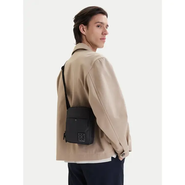 Calvin Klein Crossover torbica Calvin Klein Utility Emblem Reporter LV04D3303G Crna
