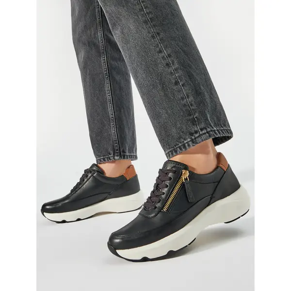 Clarks Tenisice Clarks Tivoli Zip 26176648 Crna