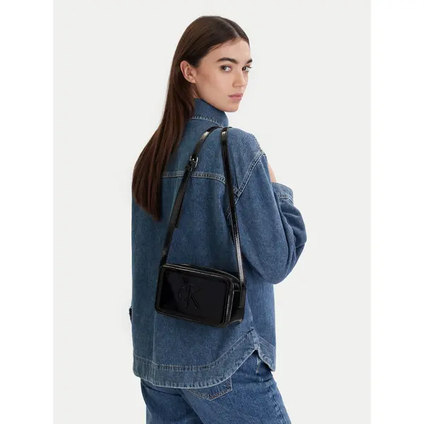 Calvin Klein Torbica Calvin Klein Bold Ck Metallic Camera Bag LV04F3331G Crna