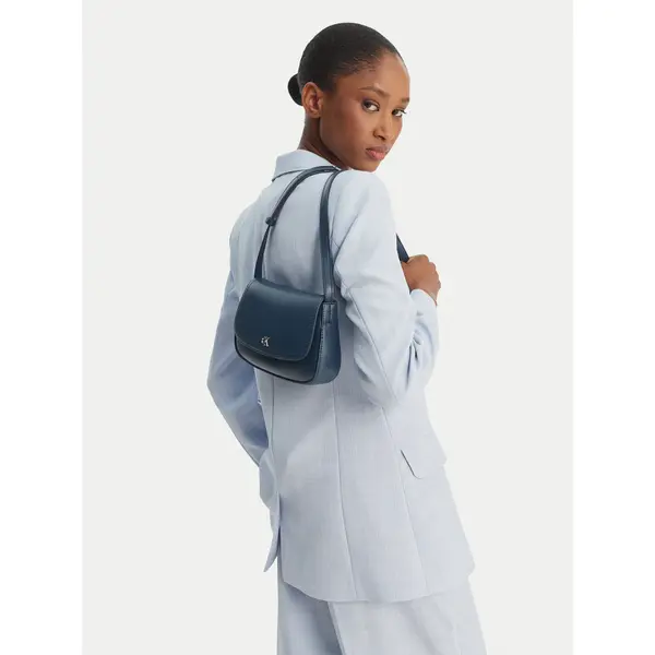 Calvin Klein Torbica Calvin Klein Ck Flap Camera Bag LV04F3421G Tamnoplava