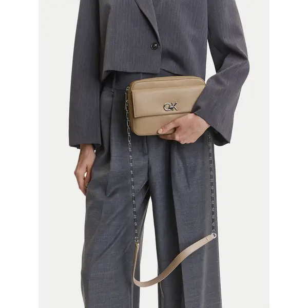 Calvin Klein Torbica Calvin Klein Ck Pocket Camera Bag K60K613089 Smeđa