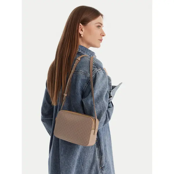 Calvin Klein Torbica Calvin Klein Emblem Aop Elongated Camera Bag LV04F3268G Bež