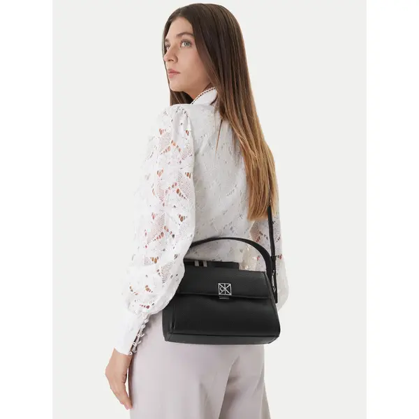 Calvin Klein Torbica Calvin Klein Emblem Hw Pebble Shoulder Bag 25 LV04F3425G Crna