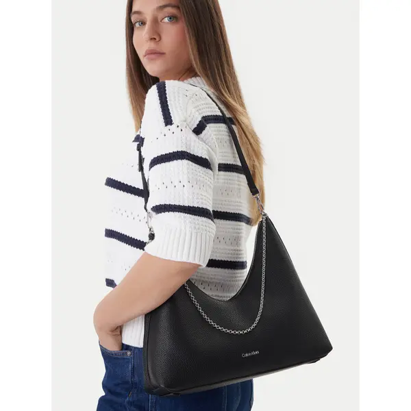 Calvin Klein Torbica Calvin Klein Emblem Hw Pebble Shoulder Bag LV04F3495G Crna