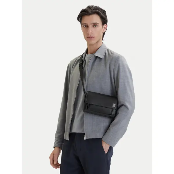 Calvin Klein Torbica Calvin Klein Emblem Hw Small Slap Messenger LV04D3367G Crna