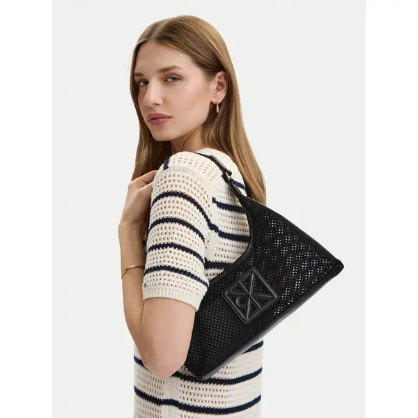 Calvin Klein Torbica Calvin Klein Emblem Mesh Shoulder Bag LV04F3381G Crna